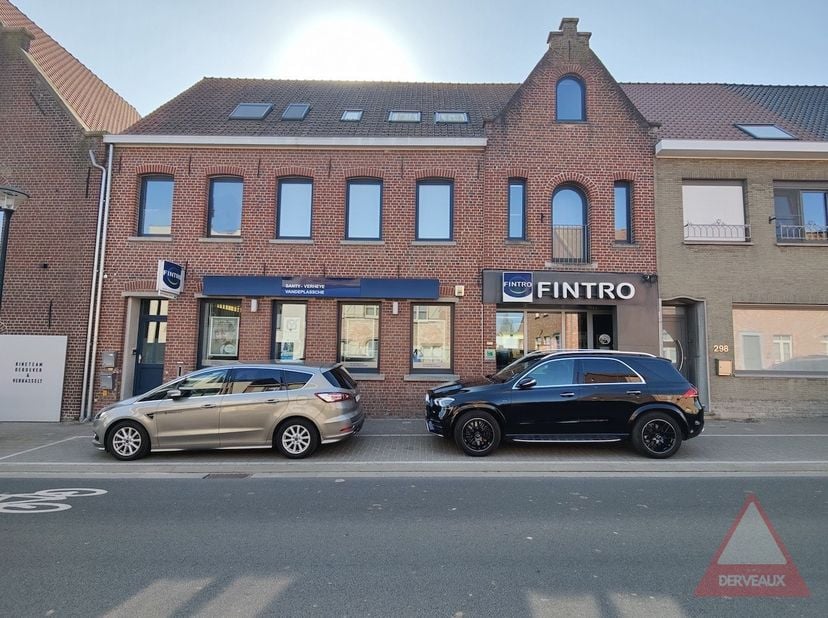 Een unieke kans voor investeerders! Dit veelzijdige pand combineert een kantoorruimte met twee appartementen die momenteel verhuurd zijn, wat zorgt vo