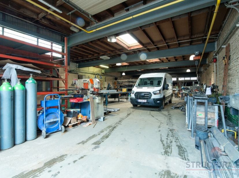 Dit indrukwekkende industriële pand biedt een uitgelezen kans voor bedrijven die op zoek zijn naar een ruime en veelzijdige opslagruimte/atelier in Je