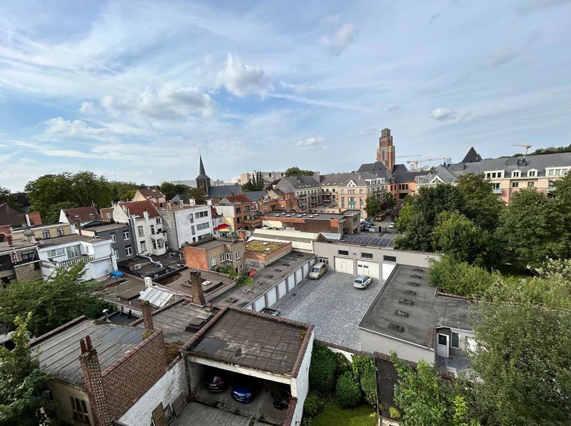 À FOREST, au cur de toutes les commodités (commerces, transports en commun, ...), Qspot vous propose cet appartement 1 chambre chaleureux et authentiq