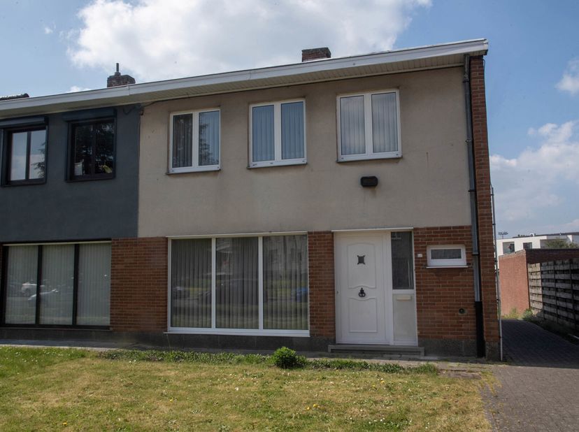 Topaanbieding in een rustige residentiële wijk!&lt;br /&gt;
Ontdek deze charmante halfopen bebouwing met een mooie, zonnige tuin én praktische uitweg  ideaa