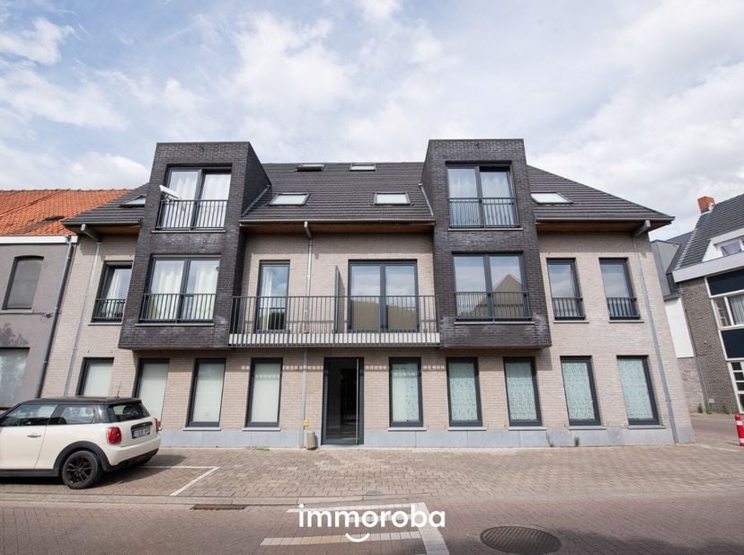 Duplex appartement op goeie locatie in centrum Waregem te huur!&lt;br /&gt;
Indeling: inkom, gastentoilet,  ruime en lichtrijke leefruimte met open ingerich