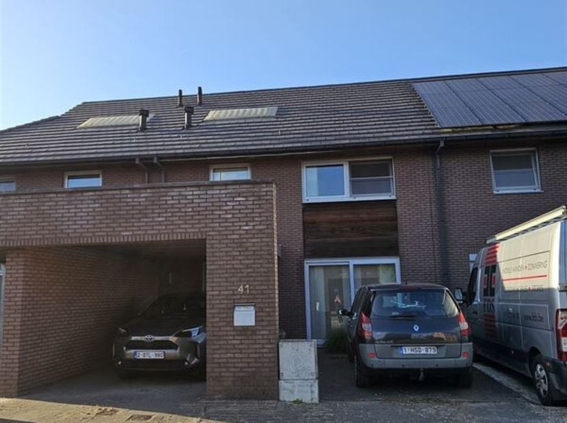 Tijdloze gesloten bebouwing TE HUUR nabij Desteldonkdorp.&lt;br /&gt;
Dit pand bevindt zich in een rustige straat toch op een makkelijk bereikbare locatie i