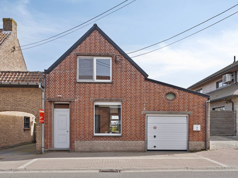 In de Amersveldestraat in Kortemark treffen we deze lichtrijke 3 slaapkamerwoning met ruime tuin. &lt;br /&gt;
De woning bestaat uit een inkomhal, ruime woo
