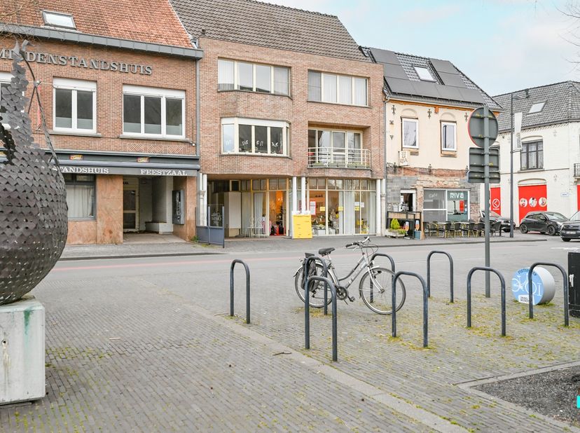 Dit uitstekend afgewerkte handelspand met een bruikbare vloeroppervlakte van ca. 128 m² (volgens EPC-attest) bevindt zich op een toplocatie in het cen