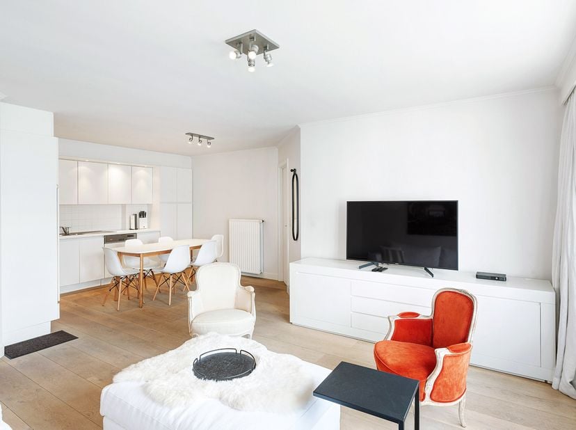 Instapklaar &amp; tevens gemeubeld 1-slaapkamerappartement is gelegen 150m wandelafstand van de Zeedijk-Albertstrand.&lt;br /&gt;
Indeling:  aparte inkomhal met