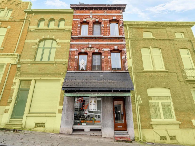 Opportunité à saisir !! Actif Invest a le plaisir de vous proposer cette spacieuse maison de commerce combinant un espace commercial avec un grand tri