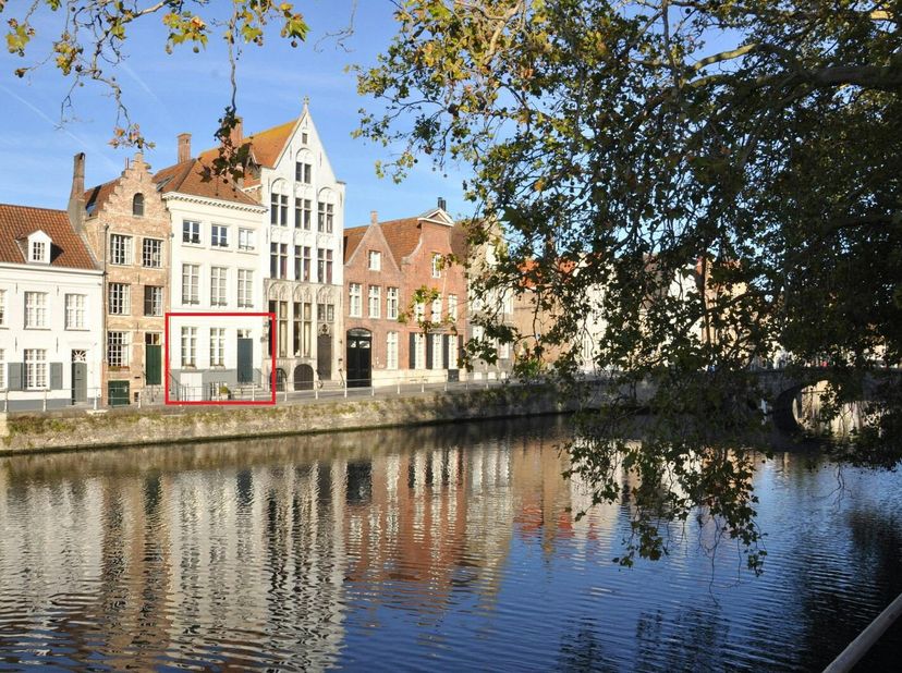 Dit sfeervol gemeubeld appartement biedt een prachtig uitzicht op de idyllische Sint Annarei, de Potterierei en omgeving, een van de meest rustige en