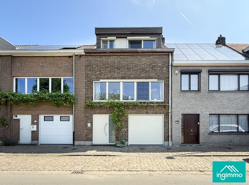 Ontdek deze parel op de KIJKDAG ZATERDAG 3 MEI na telefonische afspraak met Inge 047 57 47 68. In een levendige hippe buurt bevindt zich deze supertof