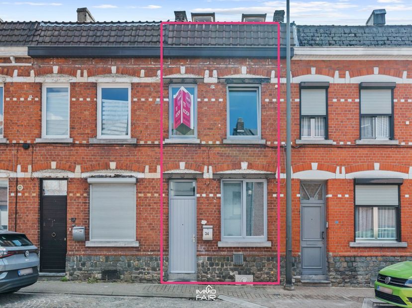 Deze betaalbare gezinswoning aan de Koninksemsteenweg 34 in Tongeren, gebouwd in 1938, ligt op zongeoriënteerd perceel van circa 150 m². De woning bev