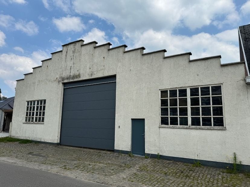 Opslagloods van circa 550m² met goede ligging nabij afrittencomplex Aalter en goede verbinding naar Brugge/Maldegem. &lt;br /&gt;
&lt;br /&gt;
De loods heeft een
