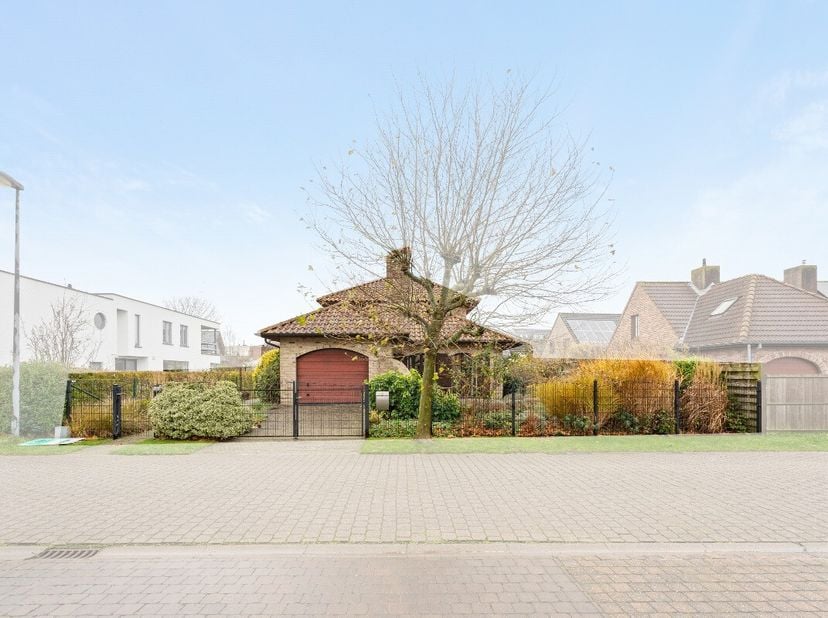Bredene: Perfect onderhouden villa in Spaanse stijl te koop. In het hartje van Bredene, in een doodlopende straat, kan je deze charmante, alleenstaand