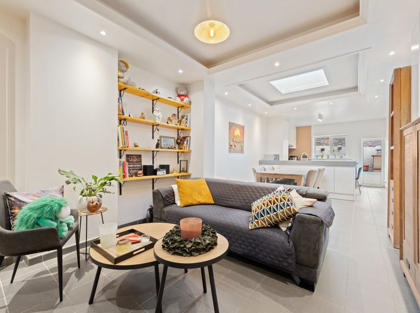 Op wandelafstand van het station te Menen, vinden we deze gerenoveerde woning terug.&lt;br /&gt;
Achter de charmante gevel schuilt heel wat ruimte en bovend