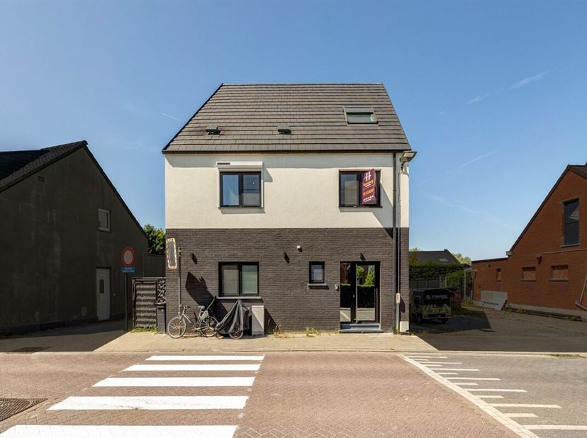 En bordure de Malines et Sint-Katelijne-Waver, vous trouverez cette maison neuve jumelée avec pas moins de 5 chambres spacieuses, dont 2 sous un toit.