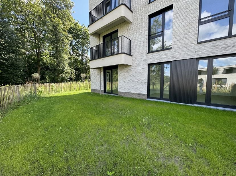Victoire biedt dit grote appartement 3 gevels op de begane grond, omgeven door een grote met helder zicht . De woonkamers en de super ingerichte open