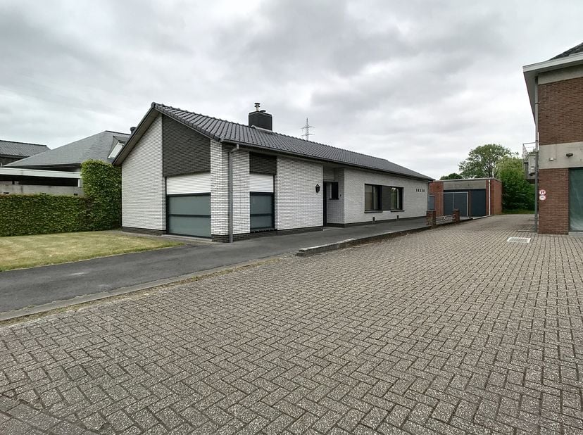 Cette maison avec entrepôt et grand jardin offre une combinaison idéale entre vivre et travailler! La maison dispose de 3 chambres, d&#039;une salle de bai