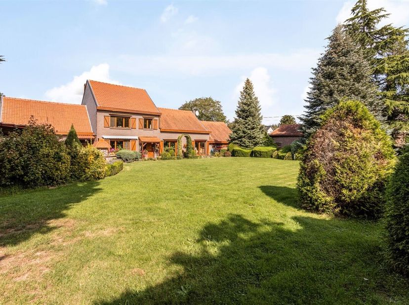 Spacieuse villa pour les amateurs de chevaux sur un domaine de +/- 1ha36a dans le HUMBEEK rustique. Surface habitable +/- 328 m². La villa se compose