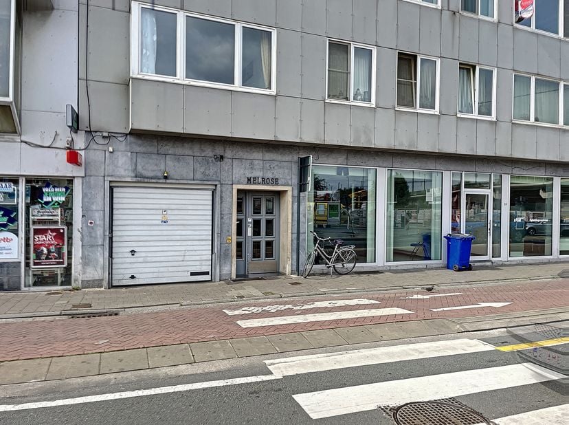 Deze autostaanplaats situeert zich vlakbij het station Gent-Dampoort en voorziet een vlotte verbinding richting het centrum van de stad.&lt;br /&gt;
De toeg