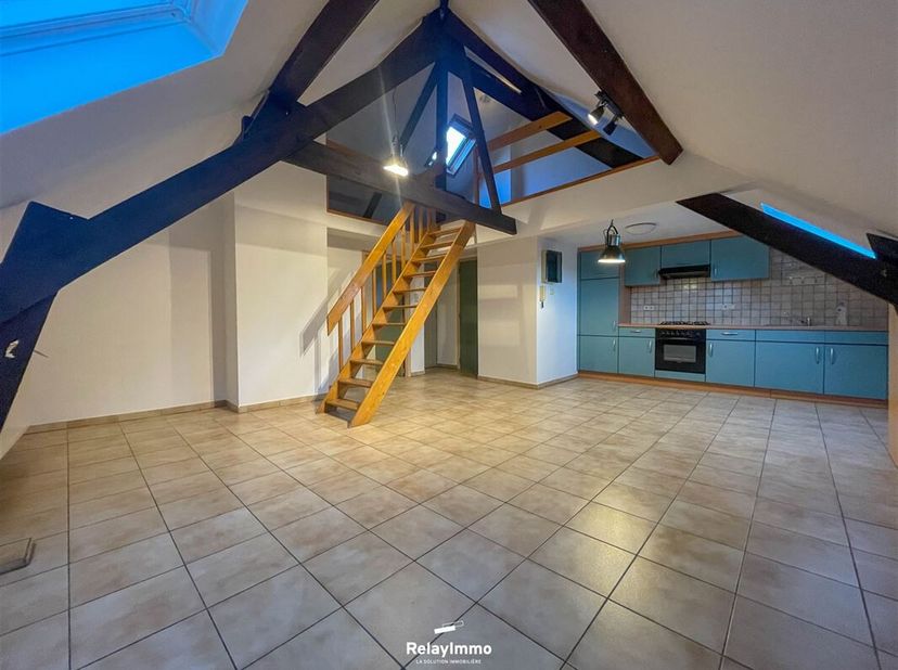 Appartement met 1 slaapkamer, mezzanine en open keuken&lt;br /&gt;
Ideaal gelegen, dicht bij alle voorzieningen.  &lt;br /&gt;
Bestaande uit:&lt;br /&gt;
Grote lichte w