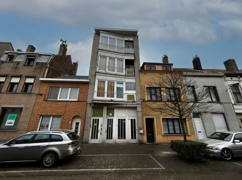 Vergunde opbrengsteigendom bestaande uit 3 appartementen in Oostende, allen verhuurd.&lt;br /&gt;
Gelegen in dichte omgeving van winkels, scholen, openbaar