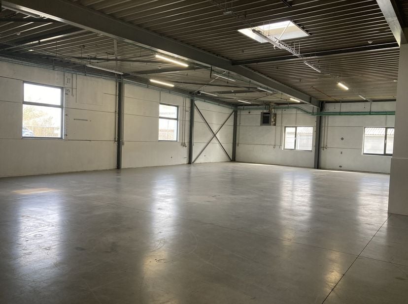 A proximité des grands axes (E411, N4, N25), situés en plein cur du Zoning Nord de Wavre ENTREPOTS et BUREAUX remis à neuf dans un bâtiment de standin
