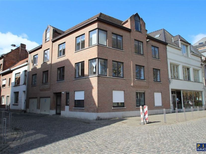 Immeuble de rapport comprenant 4 agréables appartements, (dont 2 appartements 3 ch., 1 appartement 2 ch. et 1 appartement 1 ch. avec hall d&#039;entrée, lu