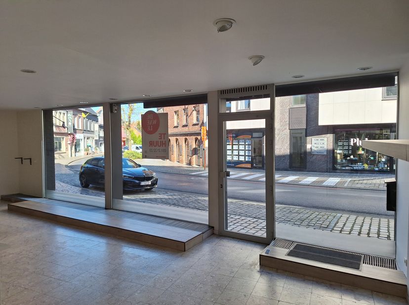 Cet établissement commercial est situé dans la Wallenstraat 3 à Roulers, près de la Grote Markt et du parking du Red Light District. &lt;br /&gt;
Grâce à la