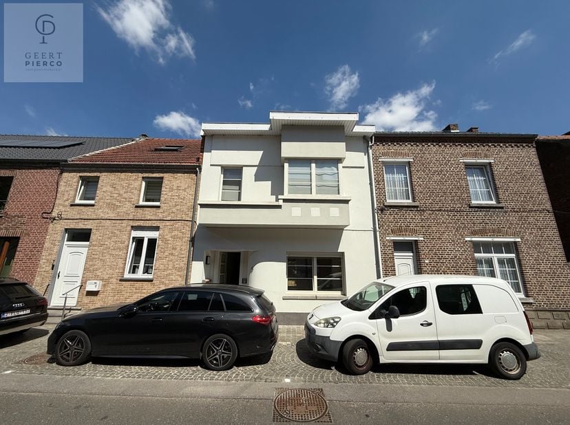 Dit knap gerenoveerd appartementsgebouw is zo goed als nieuw.&lt;br /&gt;
&lt;br /&gt;
Het gelijkvloers werd zeer recentelijk volledig gerenoveerd, nieuwe keuken,