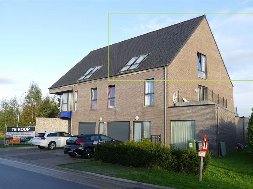 Opbrengsteigendom: verhuurd duplexappartement. In een gebouw met 4 woningen. 2 slaapkamers waarvan de bovenste 30m² groot! Gezellige woonkamer met gro