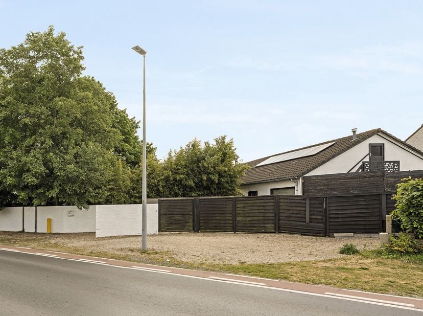 TOPGELEGEN BUNGALOW vlak aan de Hippodroom en de Golf. Gelegen op 864 m2, ZUIDGERICHTE tuin. UNIEKE KANS voor wie in Waregem wenst te wonen. Indeling