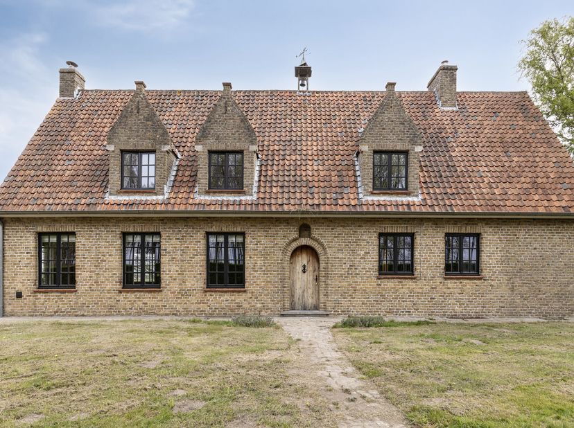 Vous recherchez un logement à louer à Damme? Cette villa pleine de charme et de caractère est située dans un quartier calme et verdoyant à proximité d