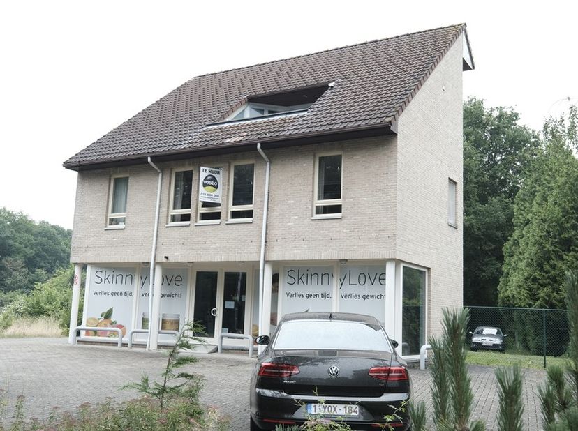 Instapklaar appartement met 2 slaapkamers gelegen op de verbindingsbaan tussen Hasselt en Genk, ter hoogte van domein Bokrijk. Van hieruit snelle verb