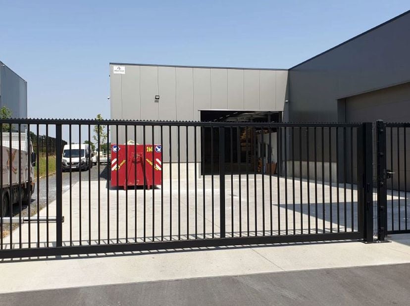 Entrepôt (avec bureau/sanitaire) de 592m² et Bureaux modernes aménagés de 130m² avec un espace extérieur (table) | Zoning Nord de Nivelles | Entrepôt
