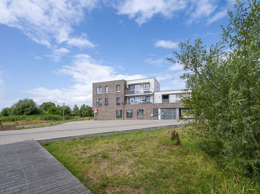 Dit knap, recent appartement is gelegen in een rustige woonomgeving, op wandelafstand van winkels, scholen en andere voorzieningen.&lt;br /&gt;
Het appartem