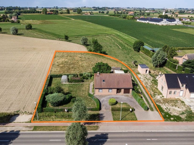 Bent u op zoek naar een ruime, stevig gebouwde woning met een groot perceel en tal van mogelijkheden? Deze alleenstaande woning, biedt u 263 m² bewoon