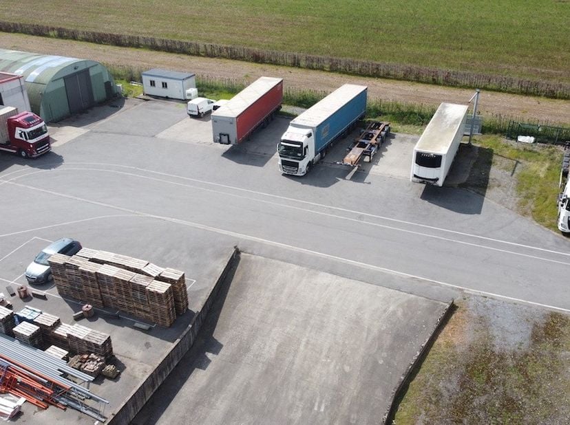 Het betreft een verhard buitenterrein van 338m² en 727m² gelegen in de industriezone Ringvaart - Durmakker. Het maakt deel uit van een grotere bedrijf