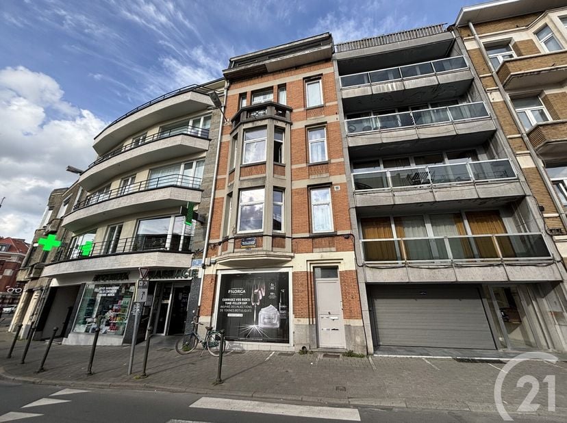ETTERBEEK: A deux pas du métro Thieffry - Appartement de +/-79m² selon le PEB avec 1CH/1SDB/bureau ou chambre &amp; terrasse situé au 2 étage d&#039;un petit i