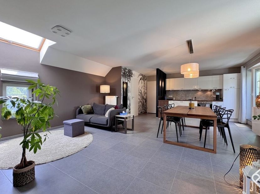 Julietimmo a le plaisir de vous présenter ce magnifique appartement 3 chambres récent avec terrasse. Idéalement localisé à Saint-Léger, proche des arr
