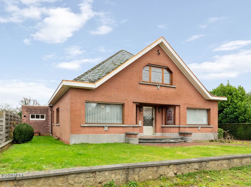 Op een uitstekende locatie te Haacht (Wakkerzeel) bevindt zich deze op te frissen woning met 3 slaapkamers op een prachtig perceel van 1618 m². U geni