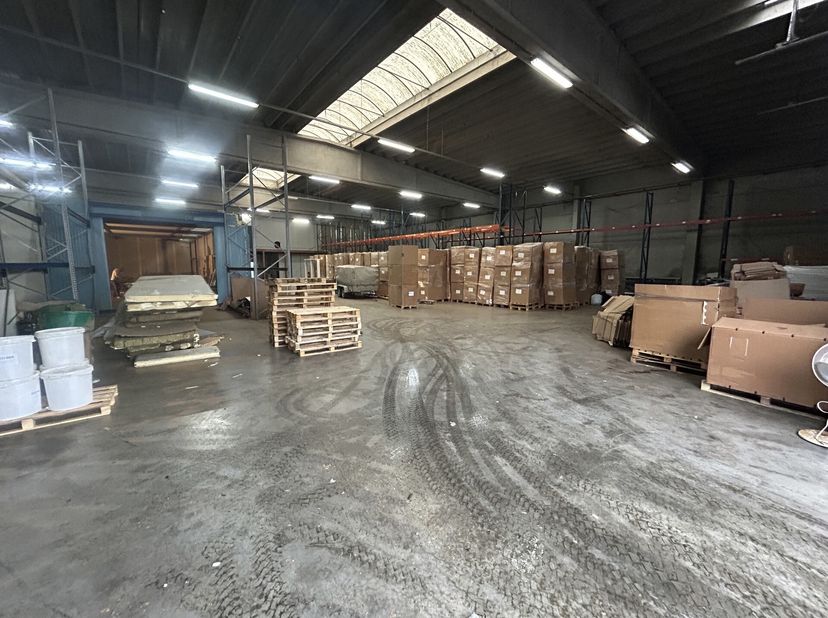 Dit uniek bedrijfsgebouw heeft een totale oppervlakte van 1.500 m² gelegen op een perceel van 4235 m², bestaande uit 420 m² kantoorruimte verdeeld ove