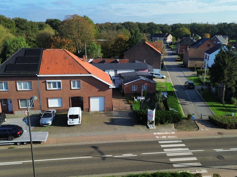 Bent u als projectontwikkelaar of investeerder op zoek naar een interessante bouwkans in het hart van Bilzen? Dan is deze unieke combinatie van twee p