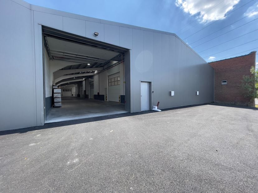 Moderne KMO-unit TE KOOP van 117 m² - vlot bereikbaar via de E17. &lt;br /&gt;
Geschikt enkel voor opslag.&lt;br /&gt;
De geïsoleerde loods met een vrije hoogte t
