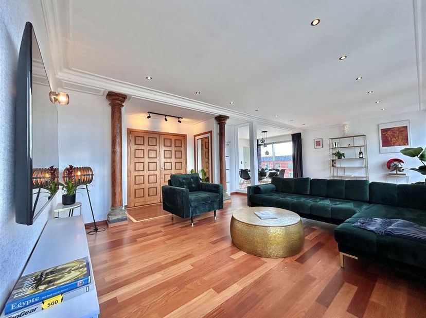 Quartier Dansaert - Magnifique Penthouse meublé 2 chambres +/- 120m² avec 2 terrasses au 6ème étage composé comme suit: Hall dentrée , un séjour +/-48