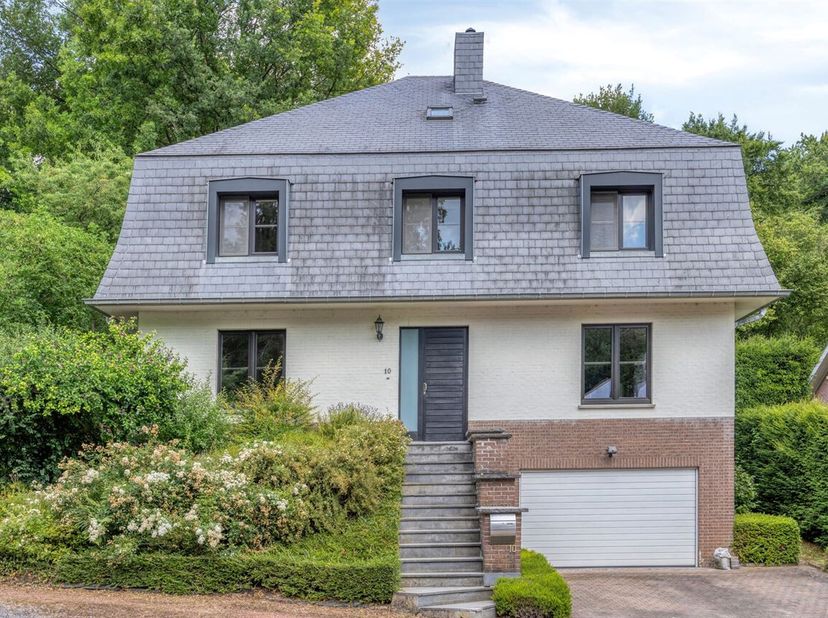 Charmante villa op een mooi perceel van +/- 6 are in een residentiële wijk te OVERIJSE. De woning bevat: inkomhal met vestiaire - ruime living in L-vo