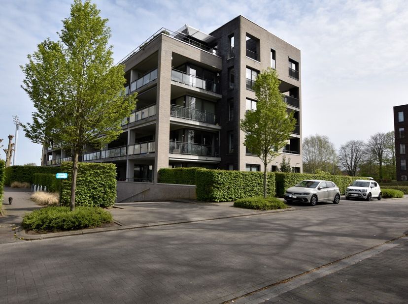 Recente ondergrondse dubbele autostaanplaatsen gelegen onder &quot;Residentie Debussy&quot;.(Wg, Vg, Vv, Gdv, Gvkr)Voor meer info bel 050/367.000 of kom langs o