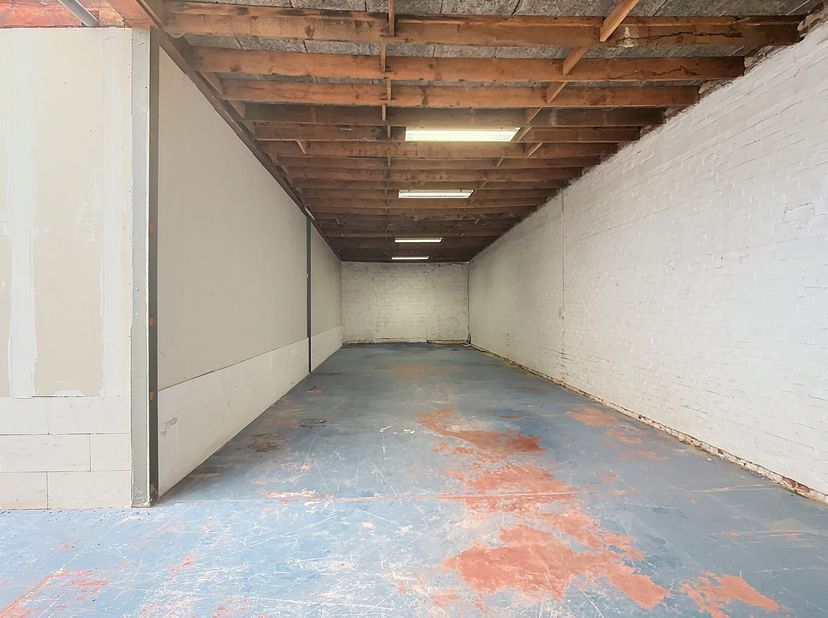 In Denderleeuw bevindt zich deze loods van 100 m², perfect voor opslag of diverse andere toepassingen. De loods is voorzien van elektriciteit en besta
