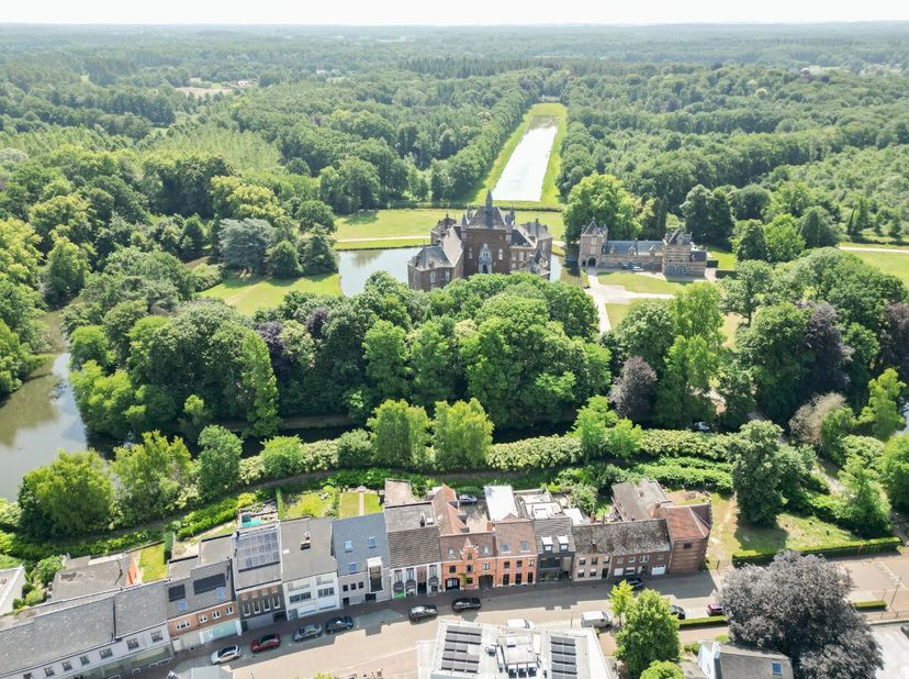 Dit ruime-appartement met 2 slaapkamers is gelegen op de 2de verdieping van blok van 3 appartementen in Westerlo-centrum. Het appartement heeft een pr
