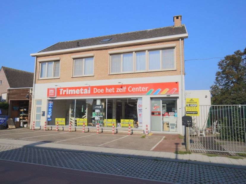 Op zoek naar de perfecte handelsruimte of kantoor? &lt;br /&gt;
&lt;br /&gt;
Ontdek het handelsgelijkvloers van 589 m²!&lt;br /&gt;
&lt;br /&gt;
We bieden een ruime en veelzi