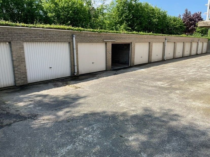 Harelbeke: Garagebox op toplocatie in Harelbeke! Ben je op zoek naar een garage, gelegen in een rustige woonomgeving en toch op korte afstand van het