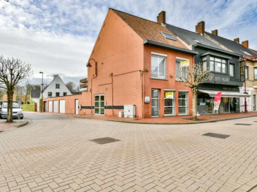 Welkom bij de Marktstraat 20, een gunstig gelegen kantoorruimte / commerciële ruimte / praktijkruimte op een visibele plaats in Lichtervelde. In de na