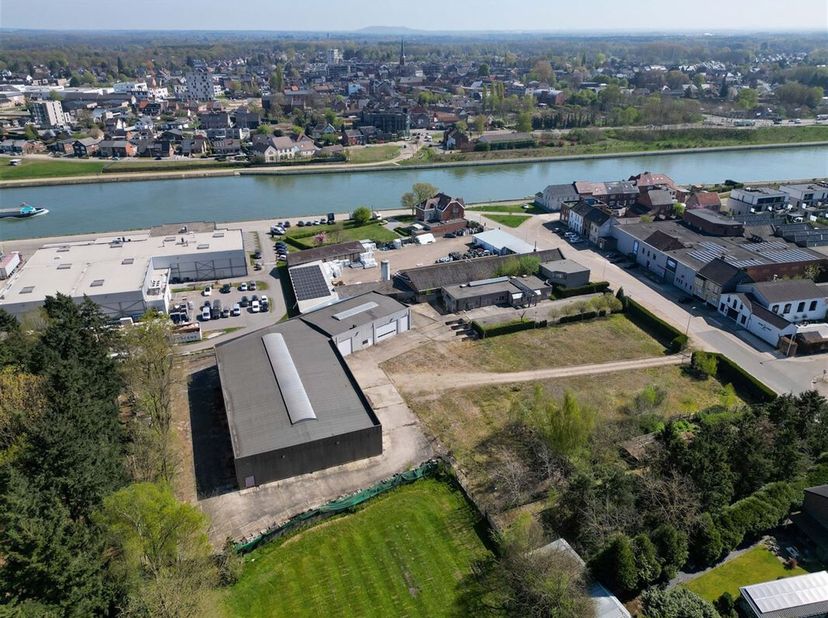 Veelzijdig perceel van 84a91ca met twee appartementen, kantoren, magazijn en tal van mogelijkheden&lt;br /&gt;
Ligging:&lt;br /&gt;
+ Strategische locatie die een